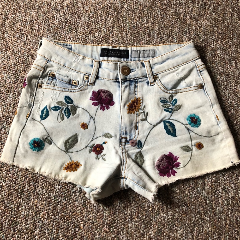 Aeropostal Mid Rise Light Wash Embroidered Jean Shorts